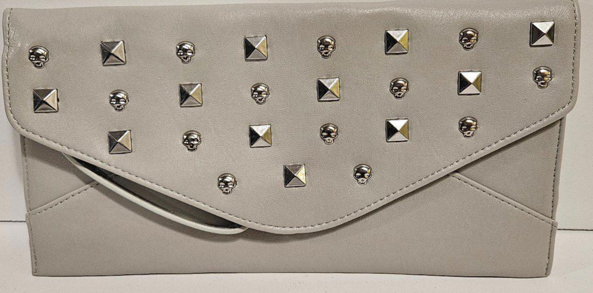 Xhilaration Skull Clutch Purse (10″ x 6″) w/Strap – Grey/Silver (New/Sealed)