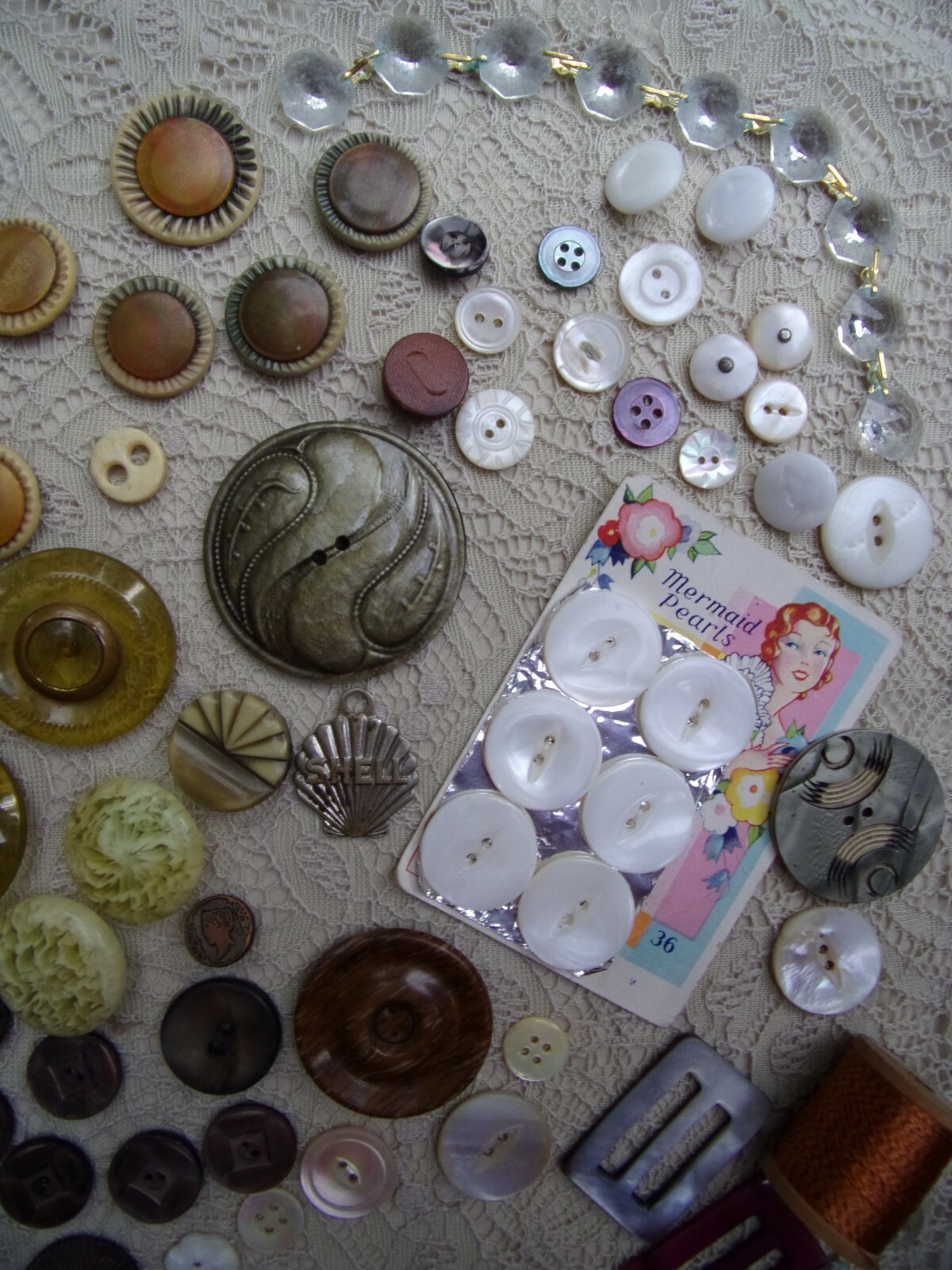 beautiful antique LOT of smalls~sewing buttons~Bakelite~m.o.p.~knobs~arts~resale