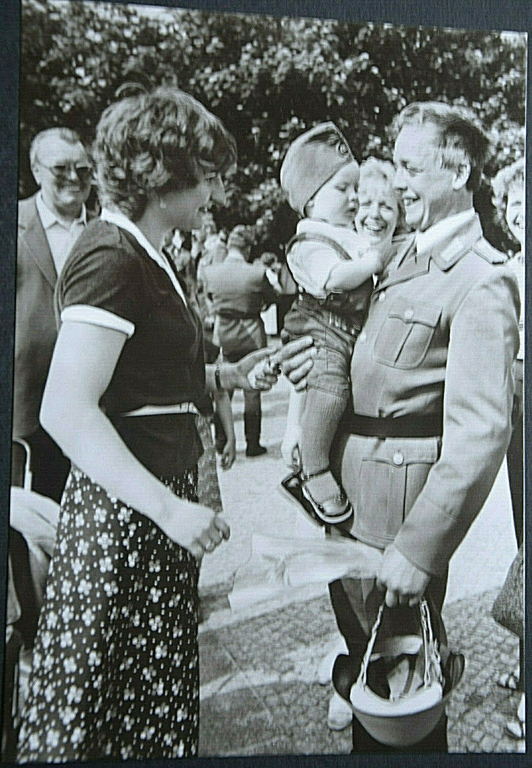 50790 Photo AK GDR Mother with Child at NVA Soldiers