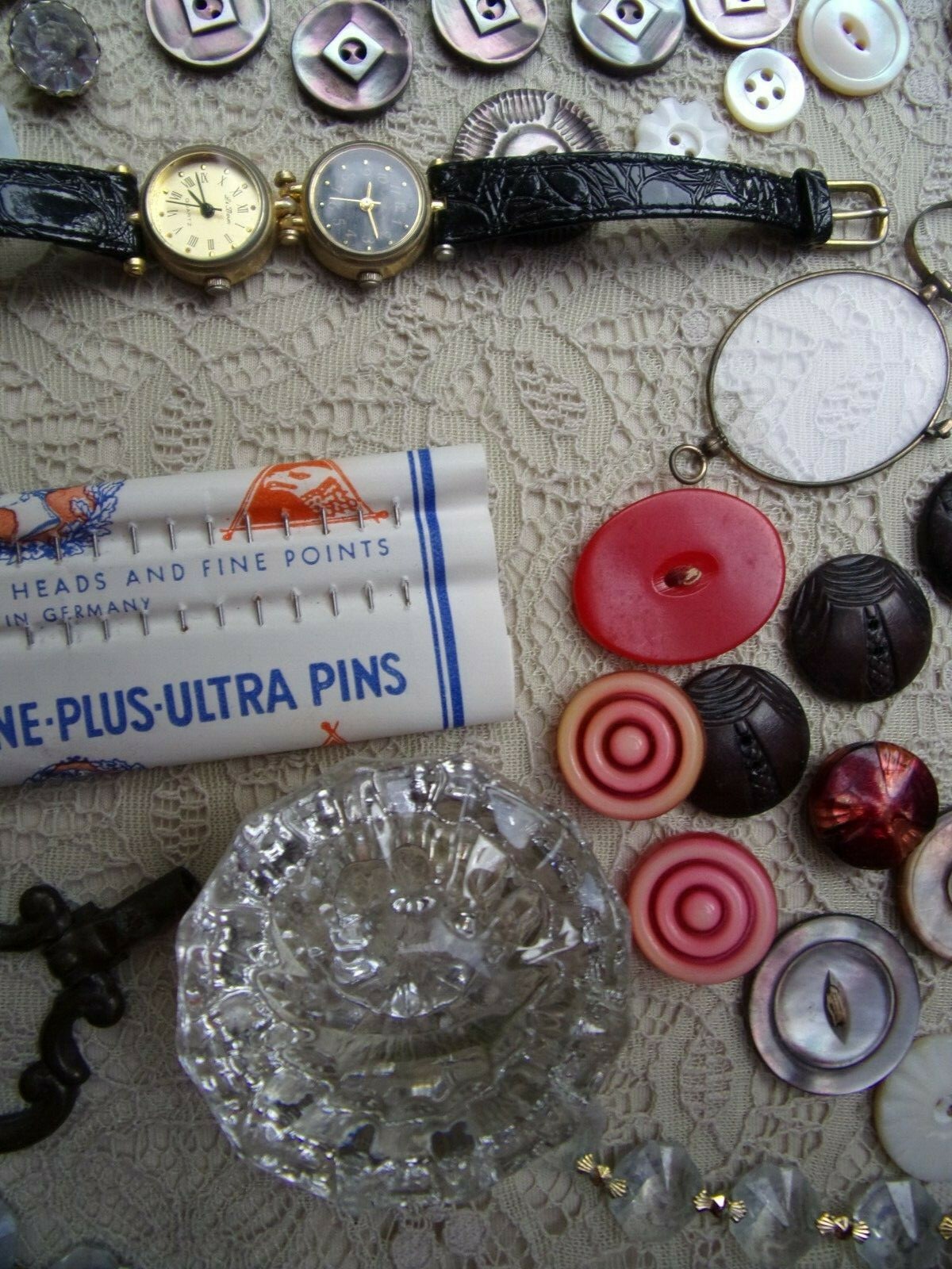 beautiful antique LOT of smalls~sewing buttons~Bakelite~m.o.p.~knobs~arts~resale