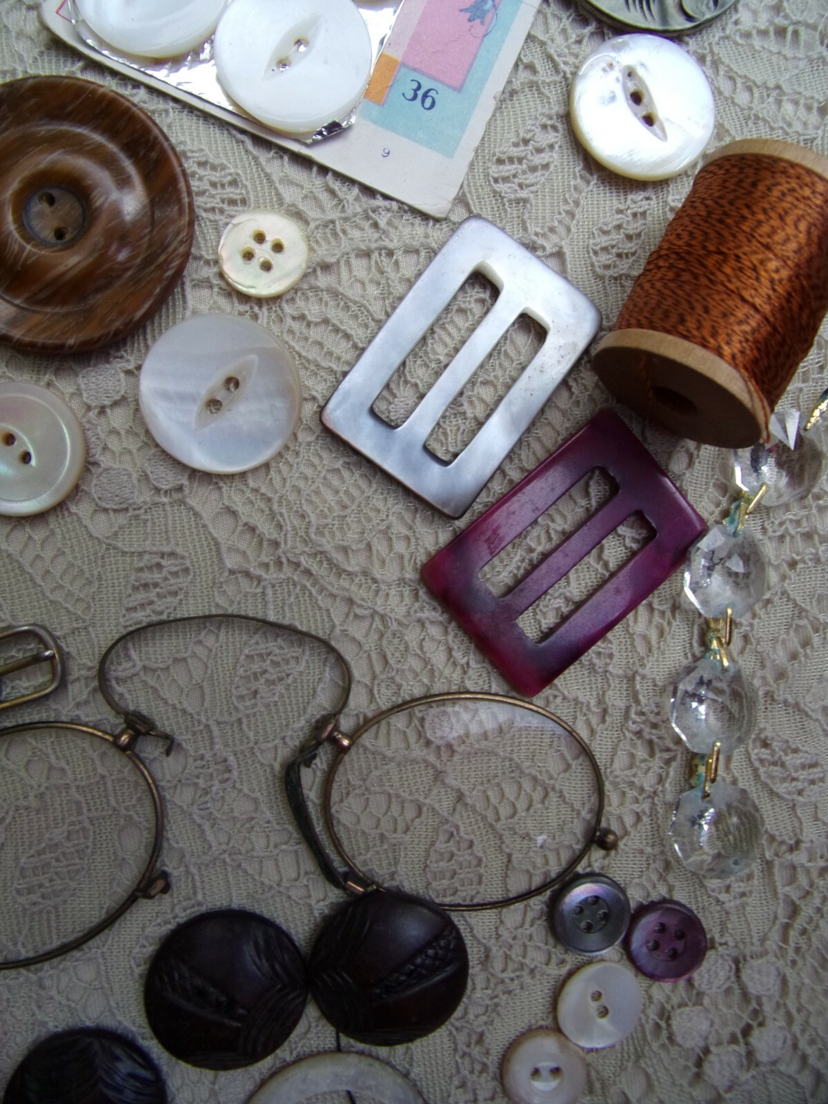 beautiful antique LOT of smalls~sewing buttons~Bakelite~m.o.p.~knobs~arts~resale