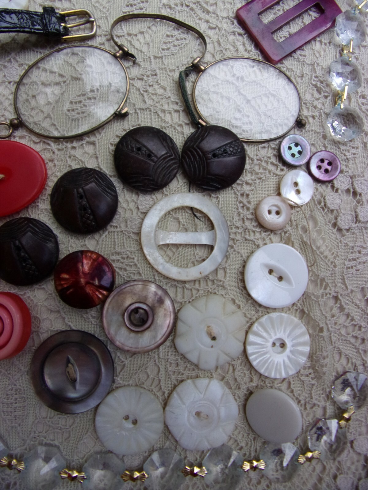 beautiful antique LOT of smalls~sewing buttons~Bakelite~m.o.p.~knobs~arts~resale