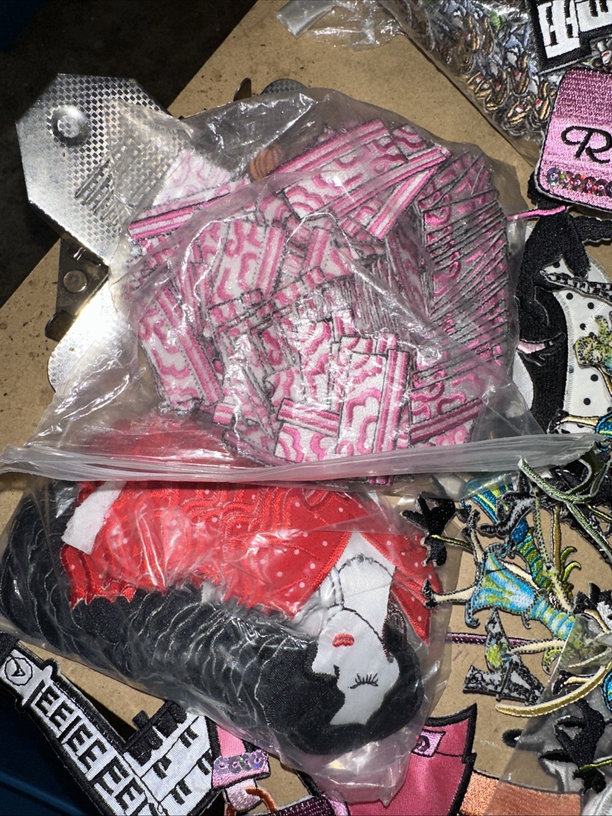 Lot Of 50 Random All Fashion Iron On Patches Appliqué Embroidered Sew On Sewing