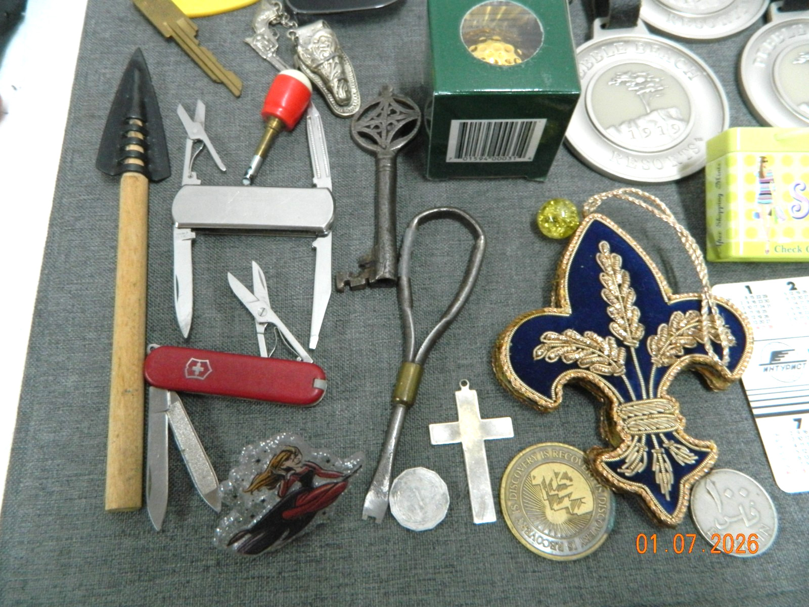 VTG JUNK DRAWER LOT PENS COINS KEYS KNIVES SUNGLASSES BOLO CLASP RING WATCH ECT