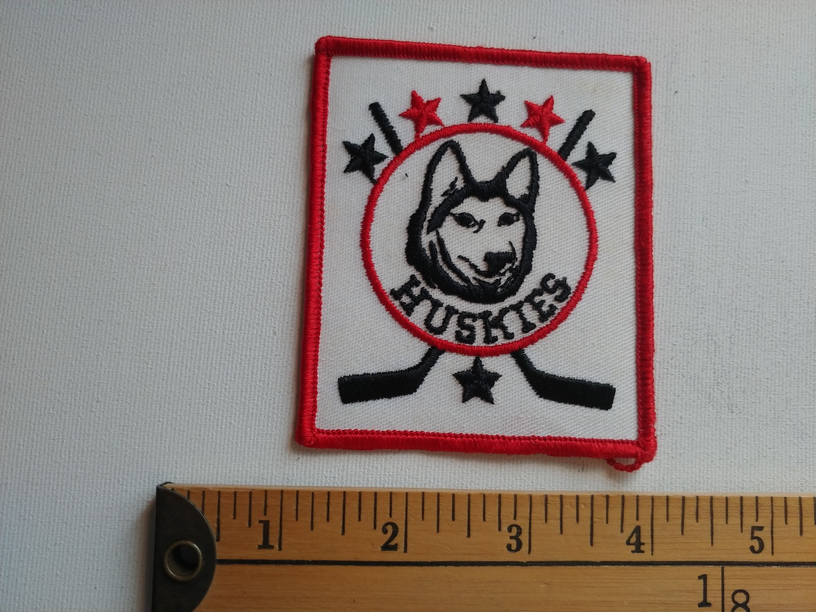 * 80S HOCKEY TEAM HUSKIES DOG K-NINE PATCH CREST BADGE ECUSSON *