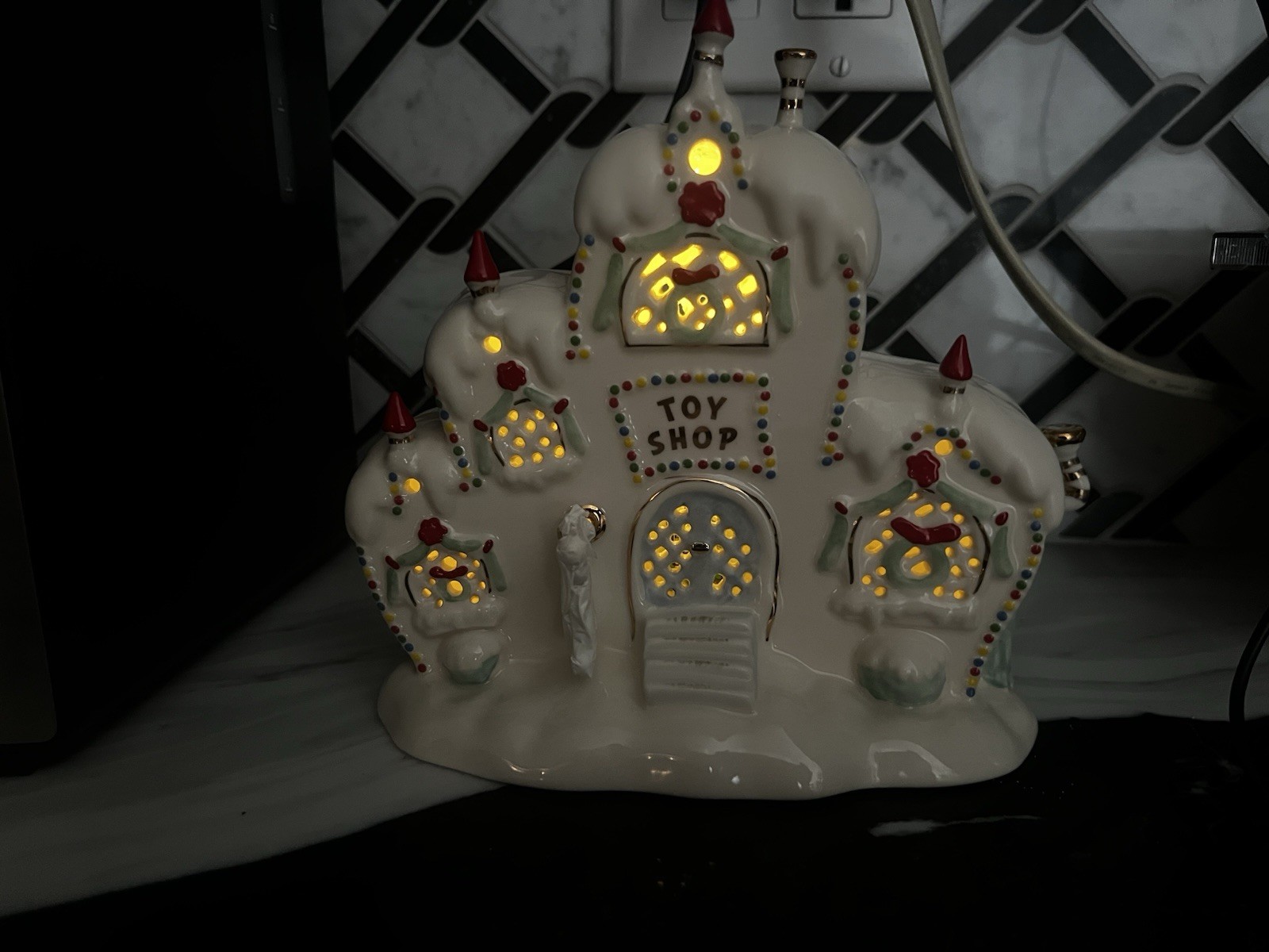 Lenox 750114 Whoville Toy Store 6.75 in. Light Figurine Christmas & Holiday
