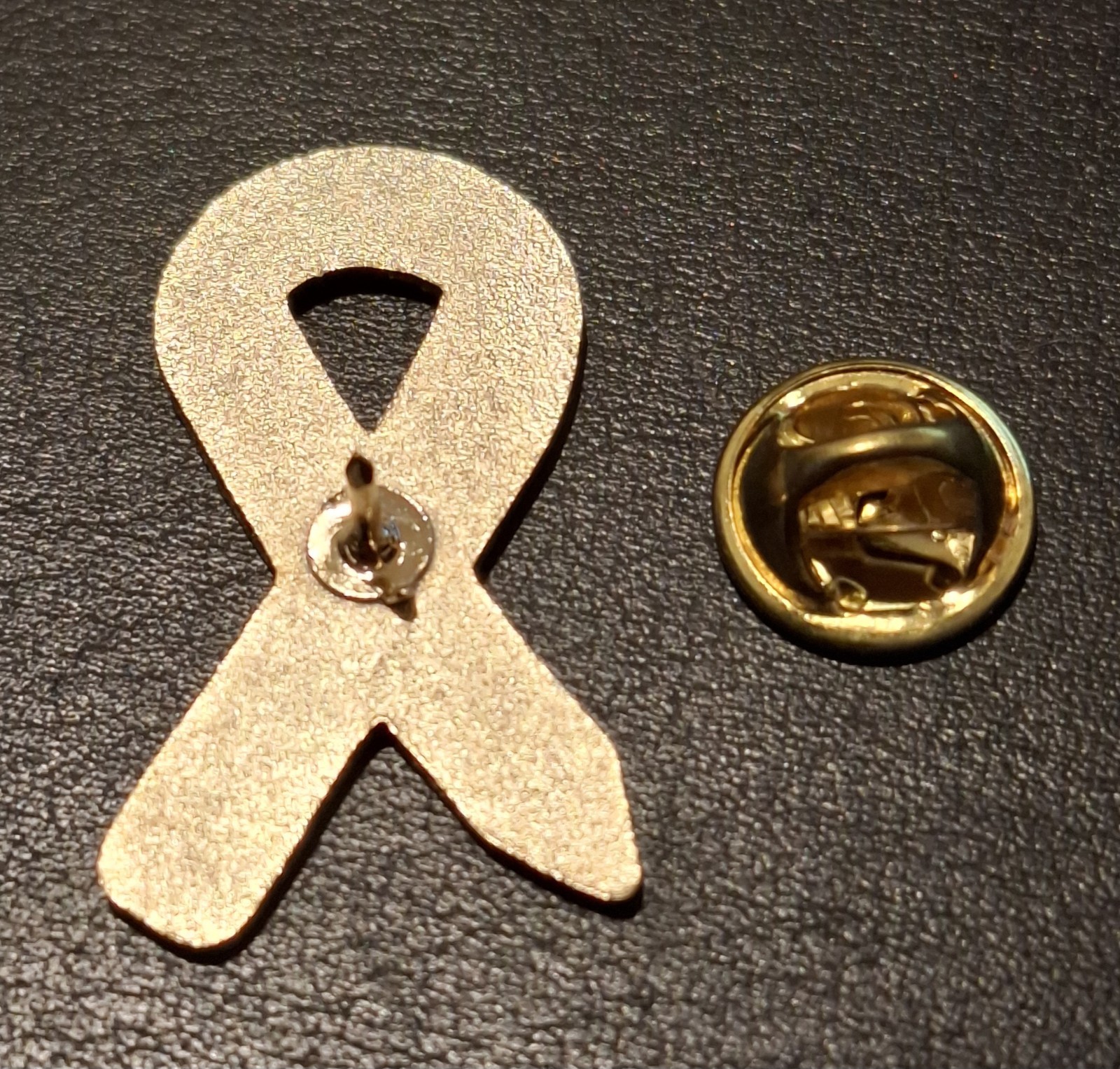 2012 SANDY HOOK NEWTOWN CT SCHOOL LAPEL PIN PENCIL RIBBON MEMORIAL Brand New