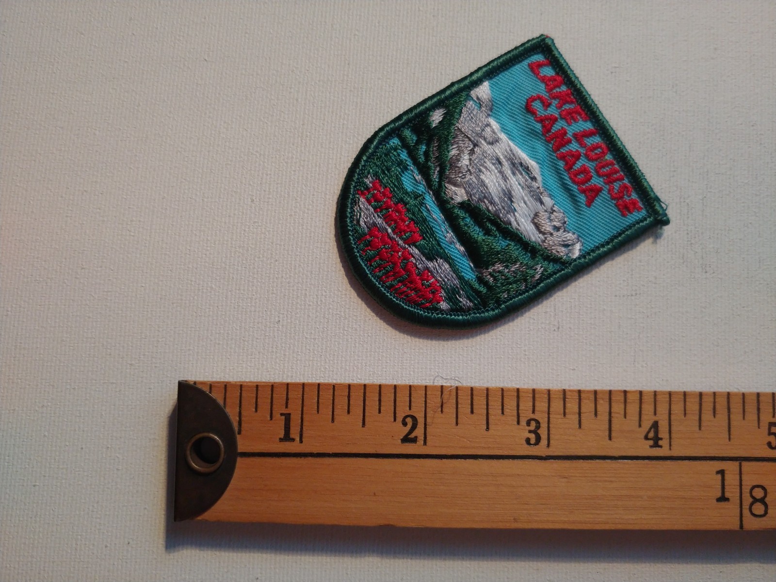 * RARE 70S VOYAGER LAKE LOUISE B.C. CANADA TRAVEL PATCH CREST ECUSSON *