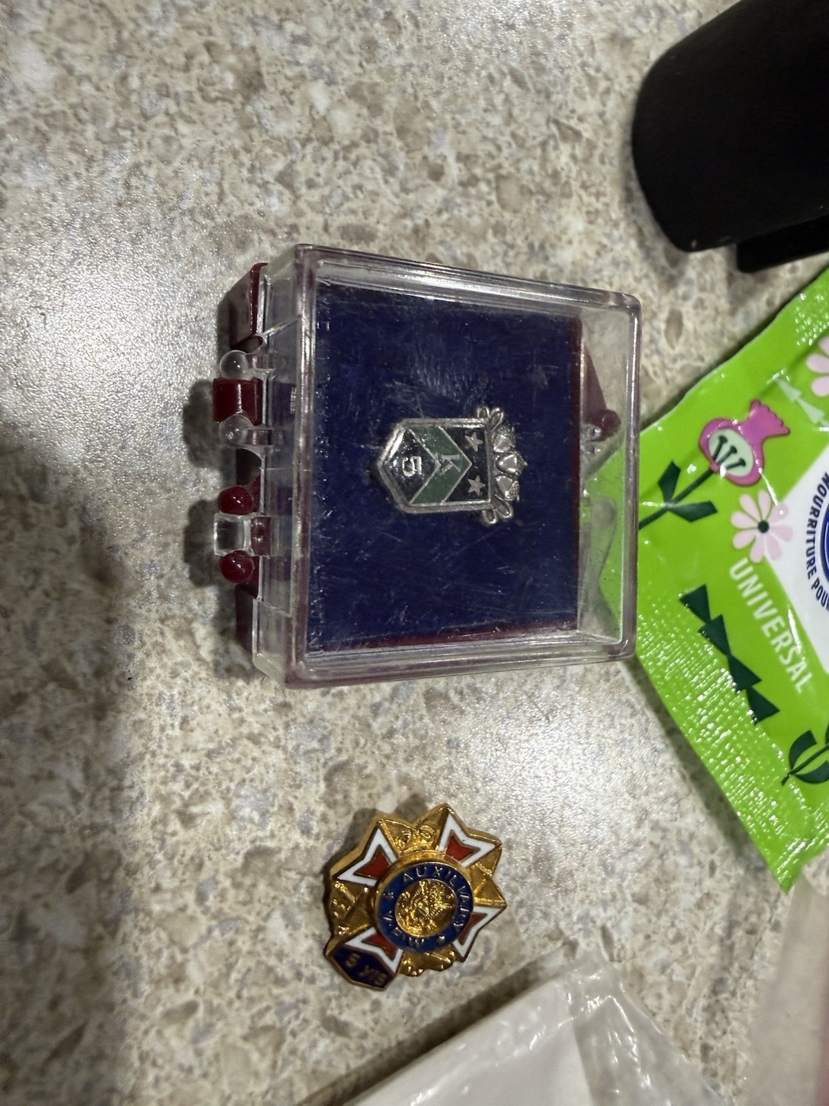 VINTAGE COLLECTIBLES JUNK DRAWER LOT LOTS OF ImITEMS Pins, Anti-Fog Keychains ￼