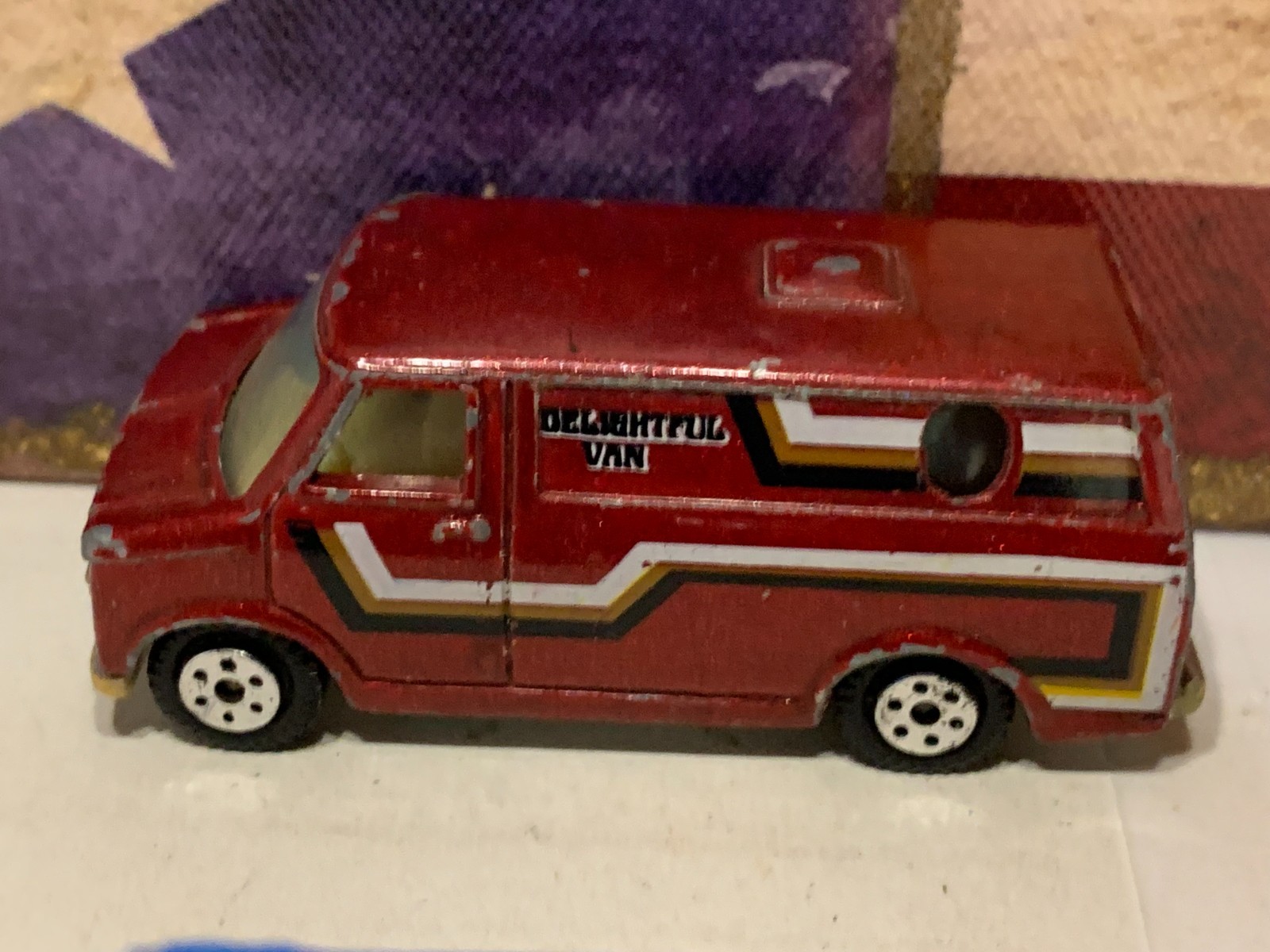 YATMING DELIGHTFUL VAN X2. DARK RED & BLUE