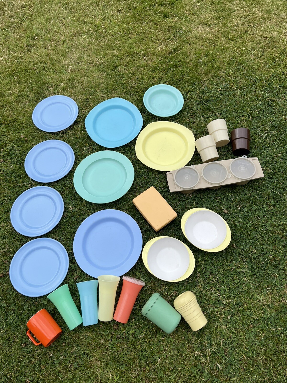 Vintage Picnic/camper Items Bundle Tupperware/Melmex plates bowls/storage