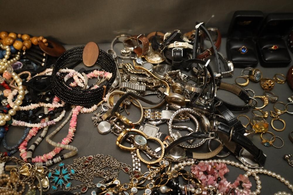 2 pound lot of Jewelry, Coins, Watches, Trinkets Only – Estate closeout mix#MU0