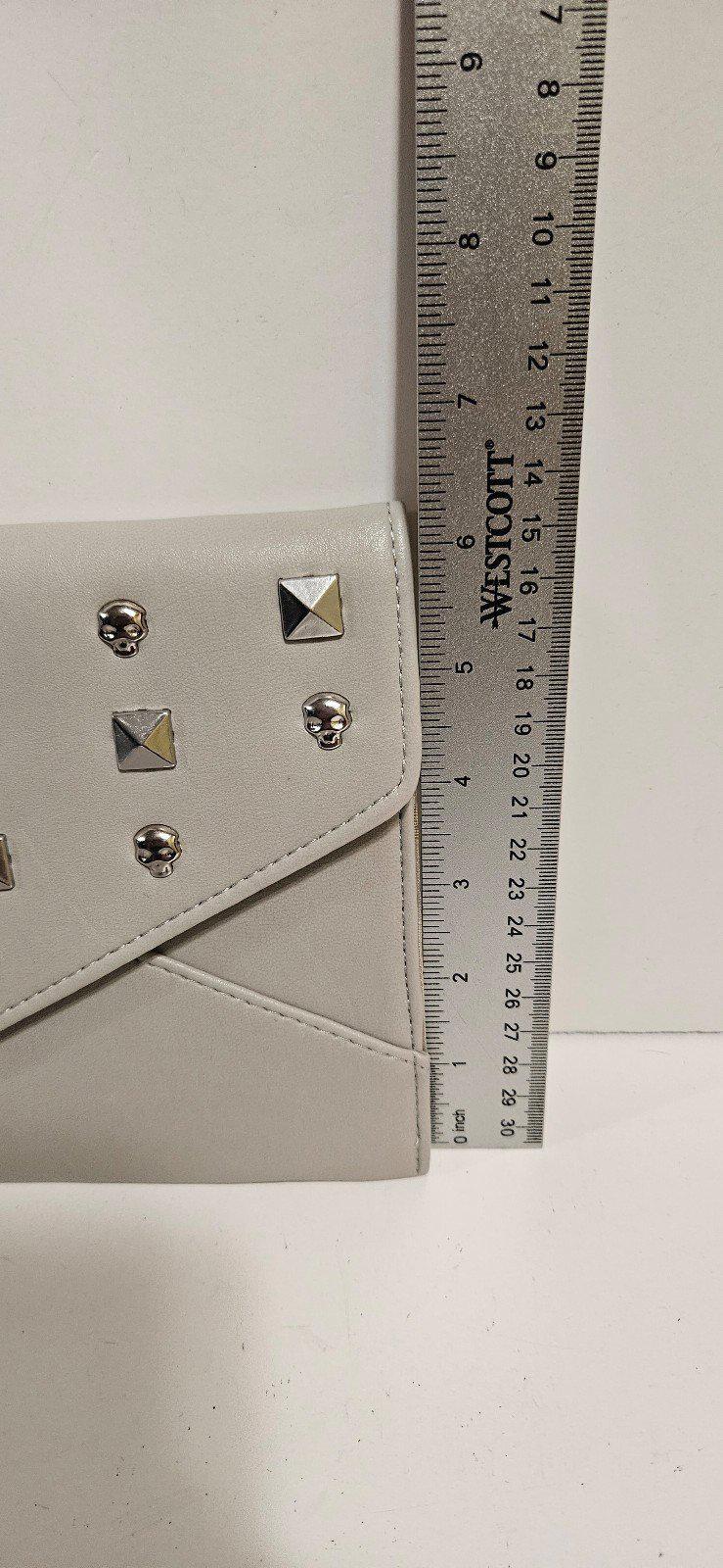 Xhilaration Skull Clutch Purse (10″ x 6″) w/Strap – Grey/Silver (New/Sealed)