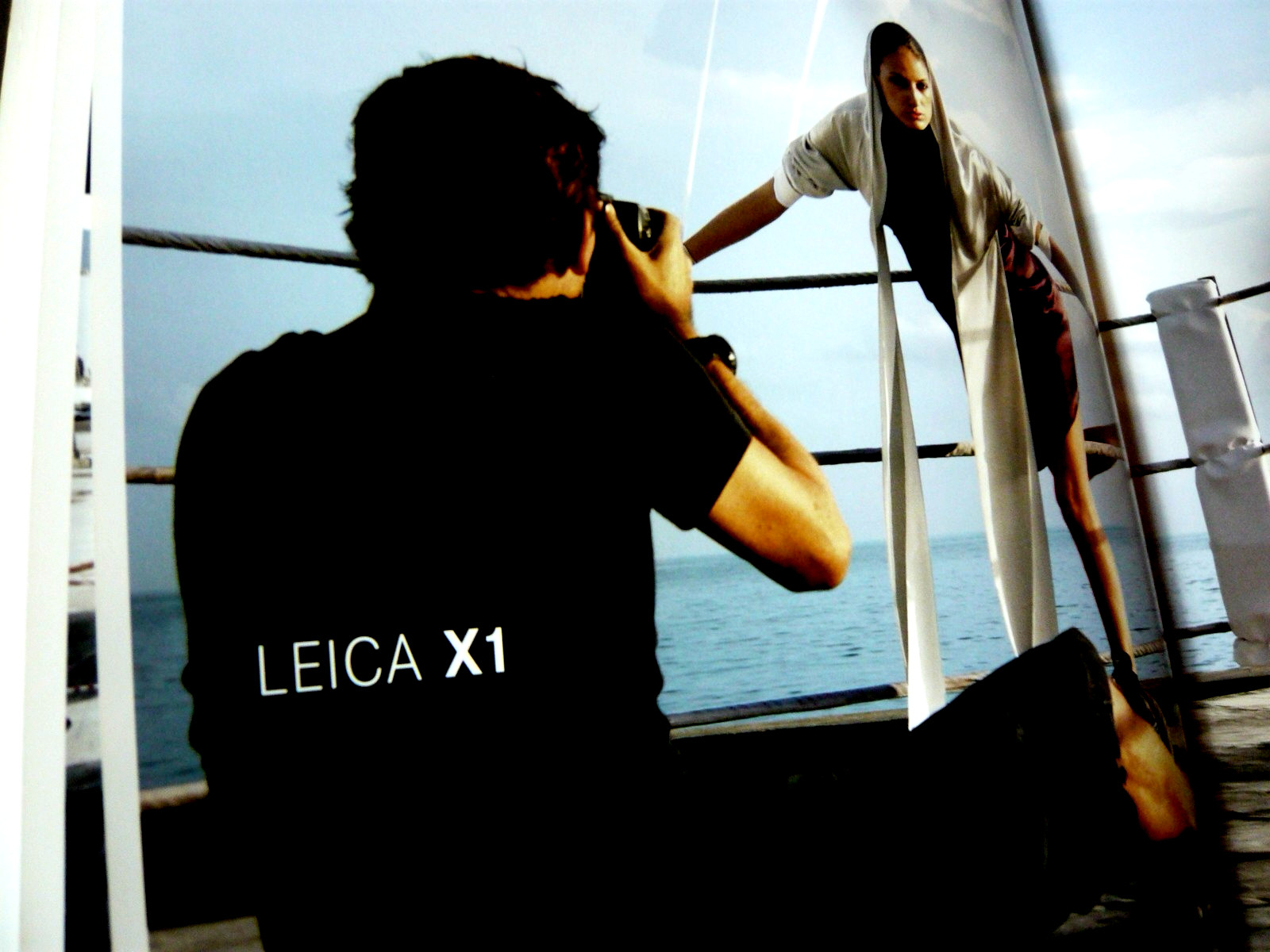 The Leica X1 camera , 28 page genuine publication, english. Superb! (Havana)