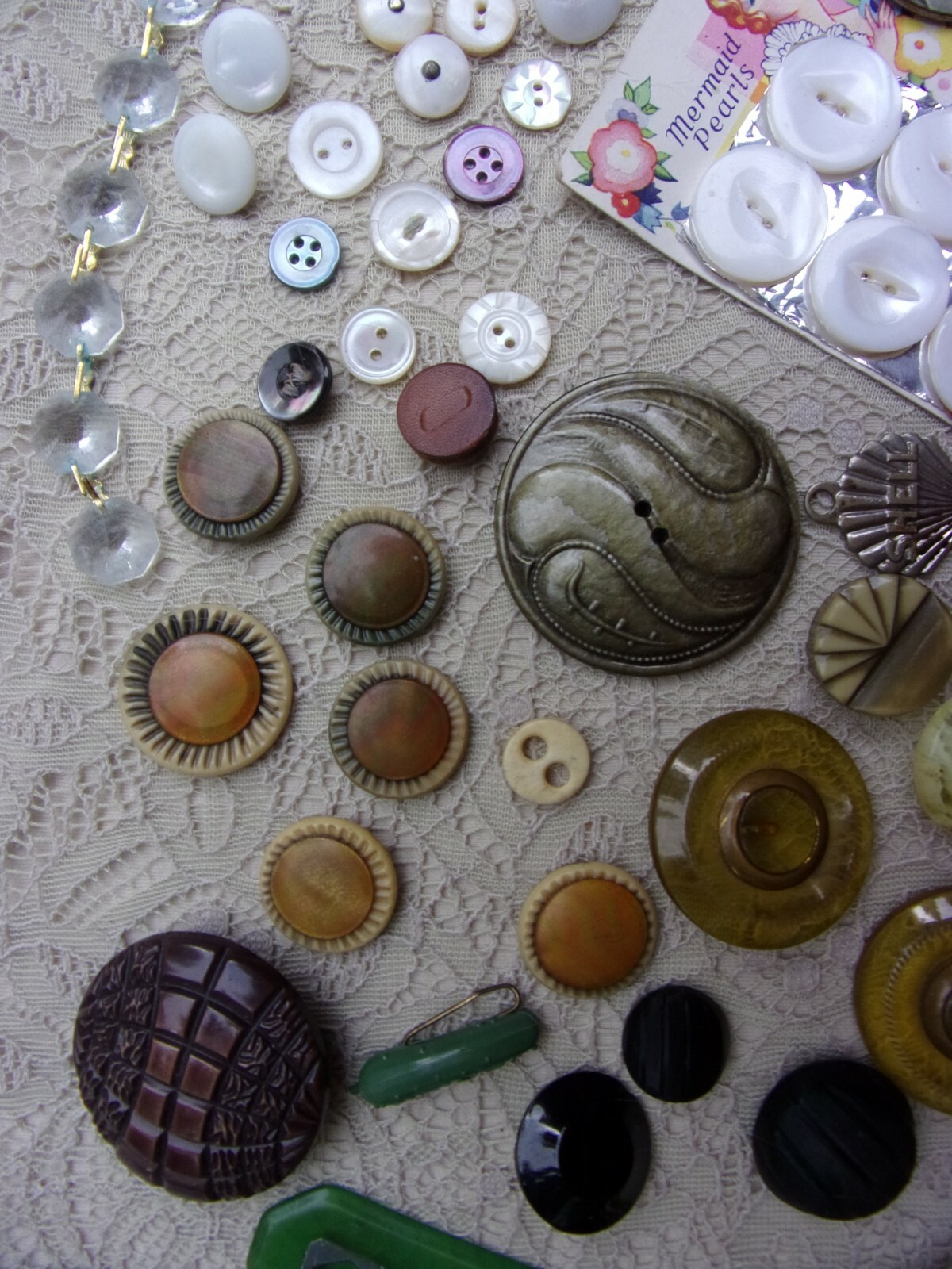 beautiful antique LOT of smalls~sewing buttons~Bakelite~m.o.p.~knobs~arts~resale