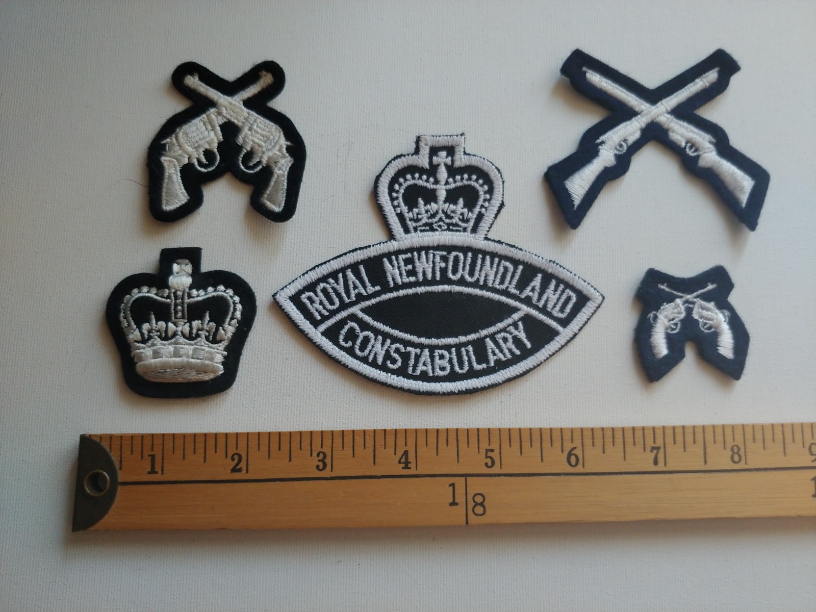 * NFLD NEWFOUNDLAND POLICE CONSTABULARY GUN RIFLE REVOLVER PATCH CREST ECUSSON *