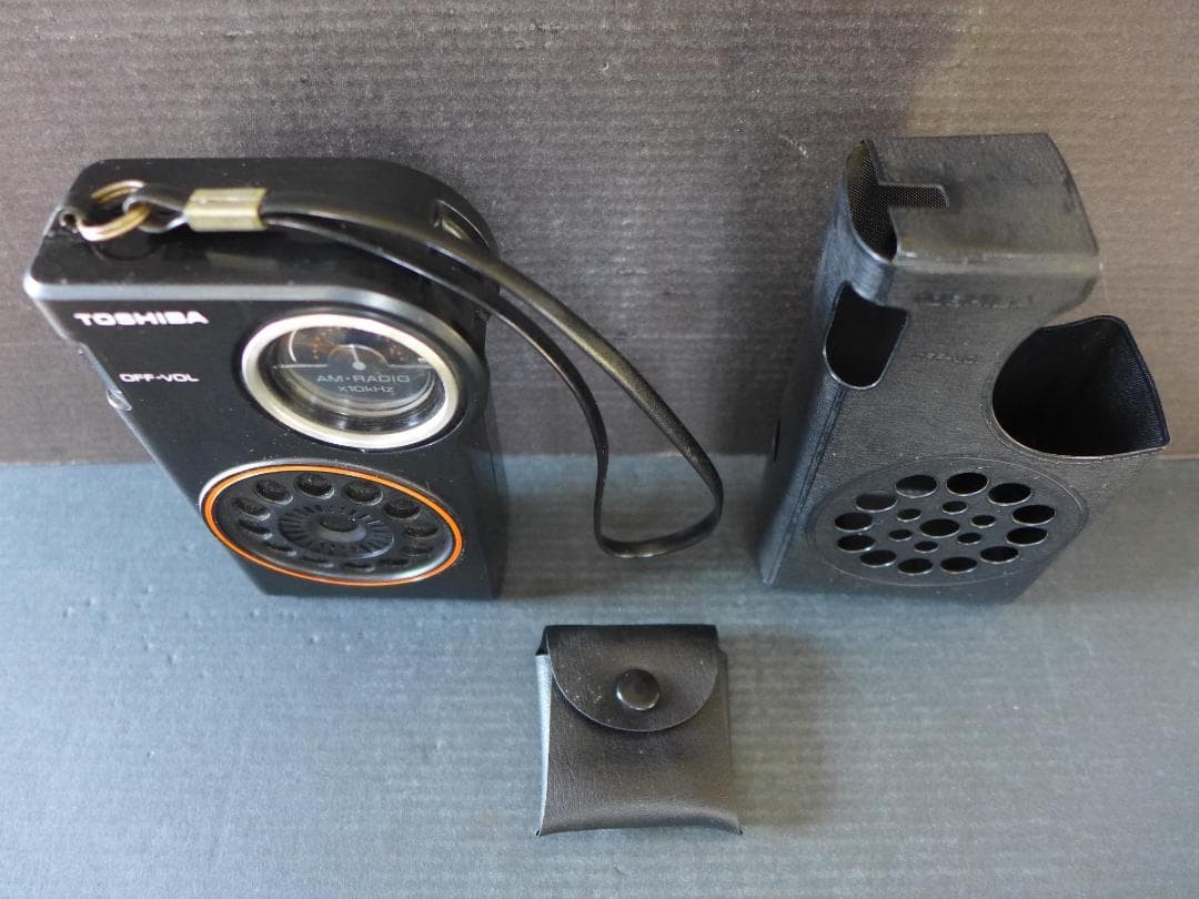 Period item [Good condition/audible item] TOSHIBA Portable AM ​​Radio RP-82
