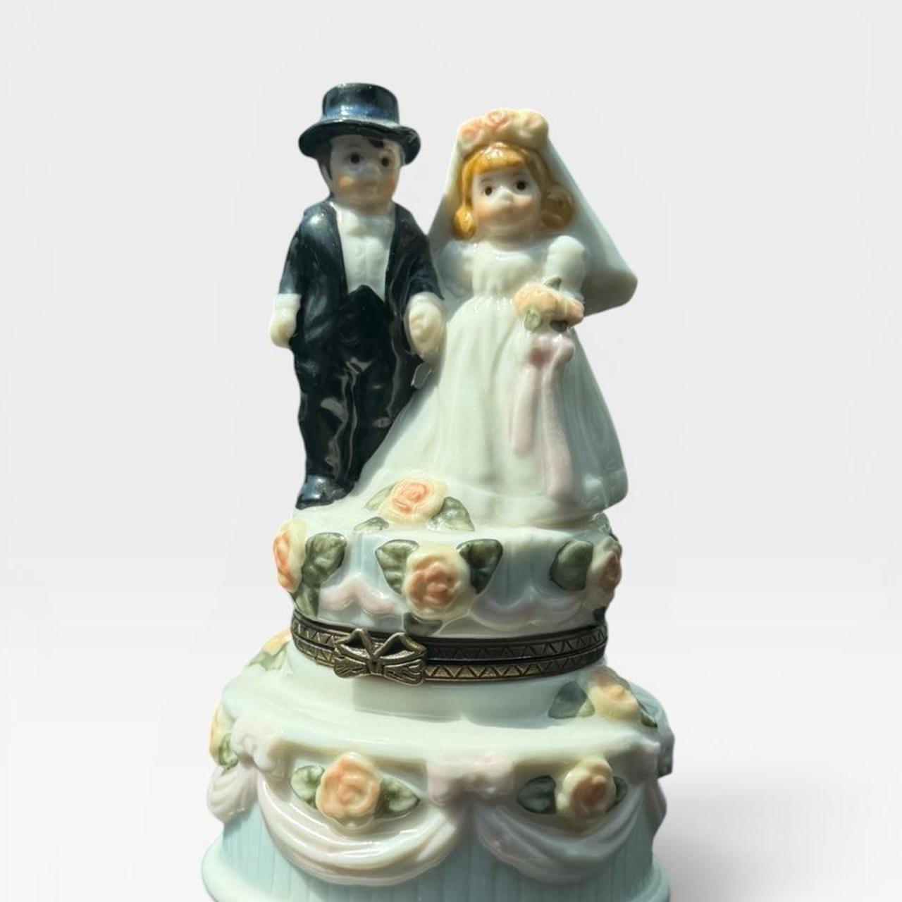 Madame Alexander Wedding Cake Hinged Trinket Box Bride and Groom Figurines 2000