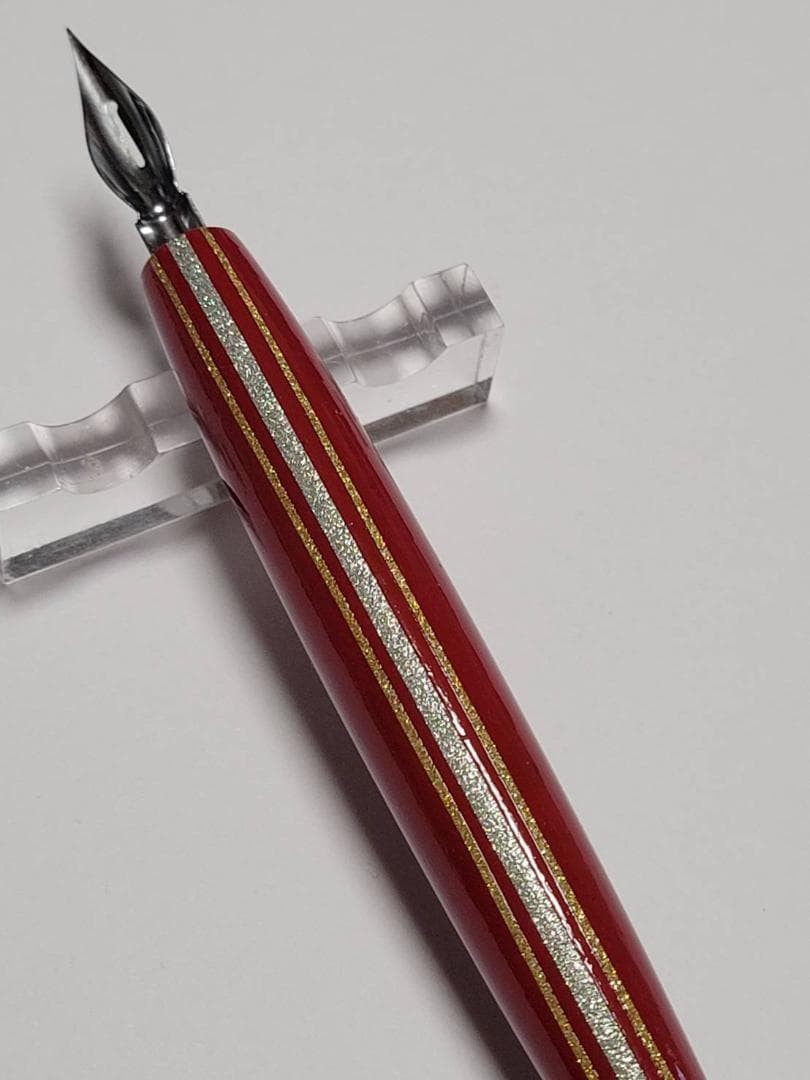 25. Lacquered pen barrel (red) “Vertical striped pattern” with gold and silver