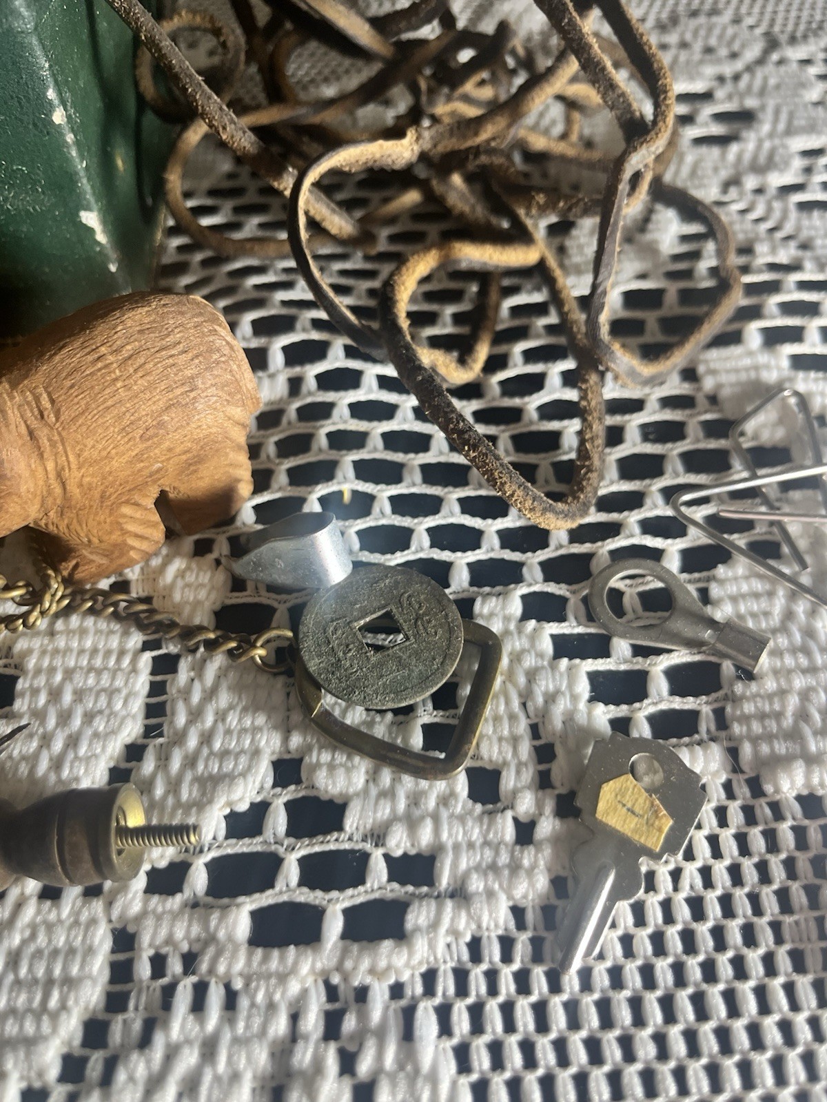 Vintage Junk Mixed Lot Tin Old Keys