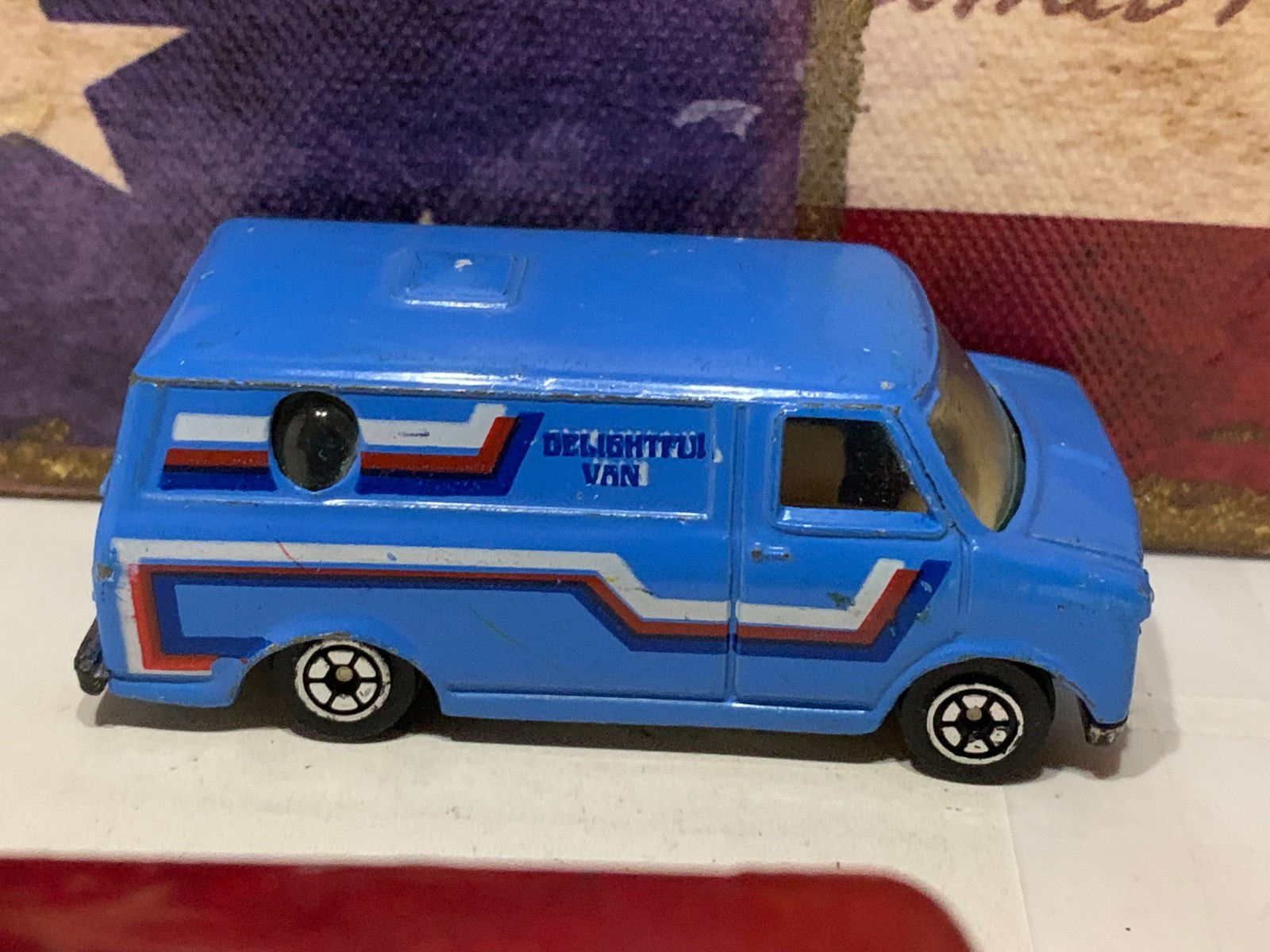 YATMING DELIGHTFUL VAN X2. DARK RED & BLUE