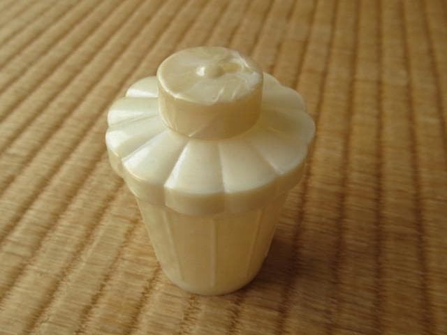 ◆1950s◆White butterfly shell pattern, upper lid flower design, celluloid powder