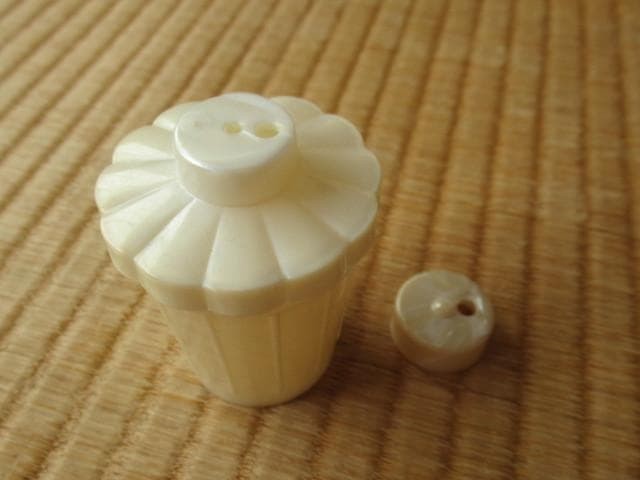 ◆1950s◆White butterfly shell pattern, upper lid flower design, celluloid powder