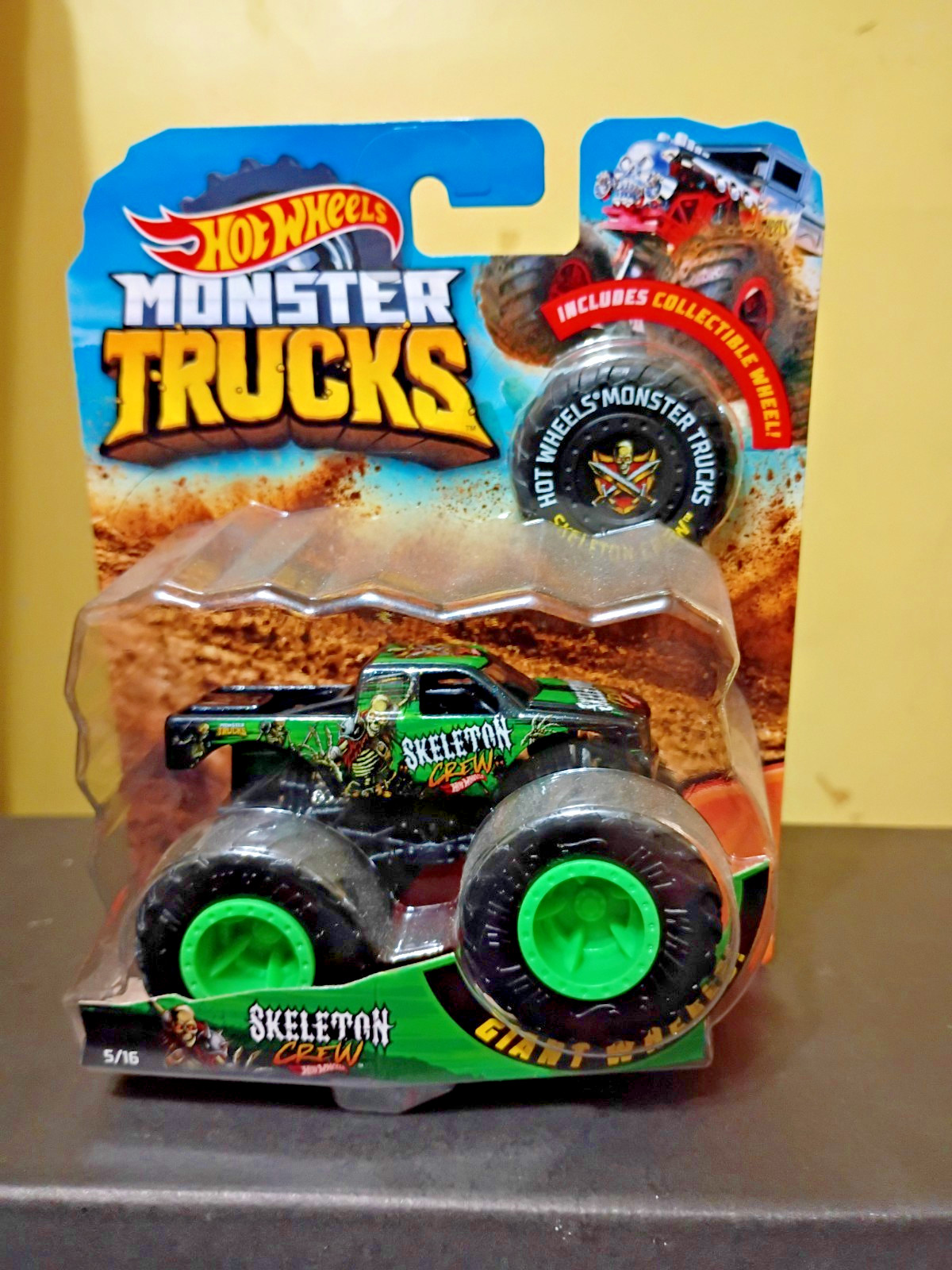 HOT WHEELS MONSTER JAM SKELETON CREW GIANT WHEELS INCLUDES COLLECTIBLE WHEEL!