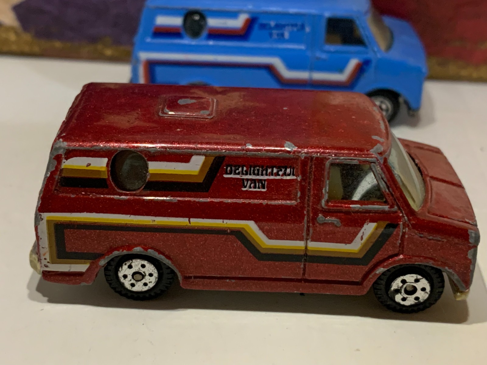 YATMING DELIGHTFUL VAN X2. DARK RED & BLUE