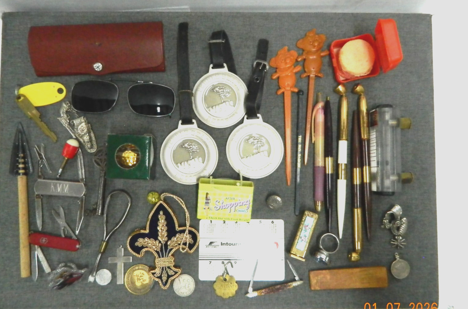 VTG JUNK DRAWER LOT PENS COINS KEYS KNIVES SUNGLASSES BOLO CLASP RING WATCH ECT