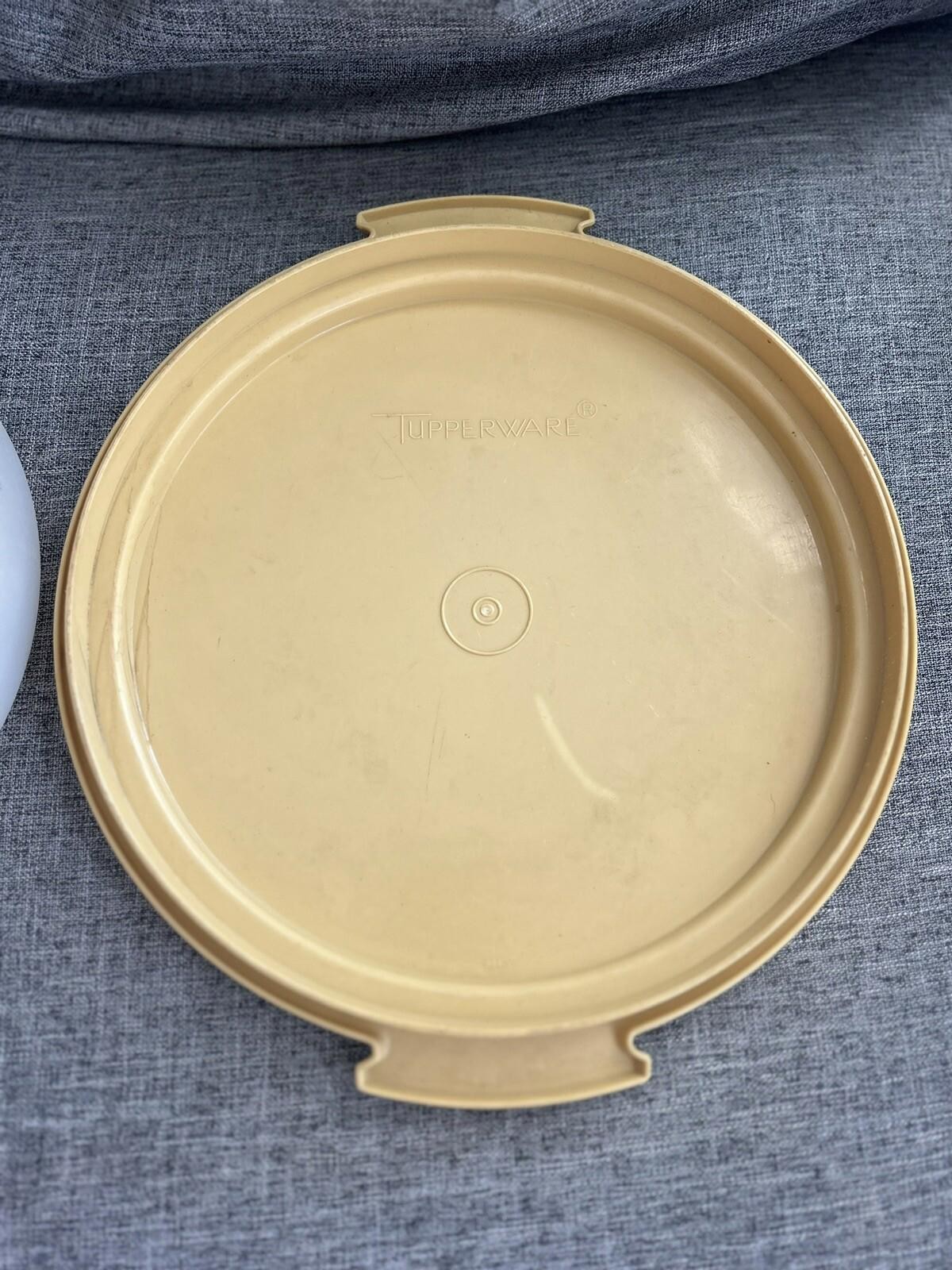 Tupperware 684-5 Round 9 Inch Cake Carrier Keeper Harvest Gold Yellow NO HANDLE
