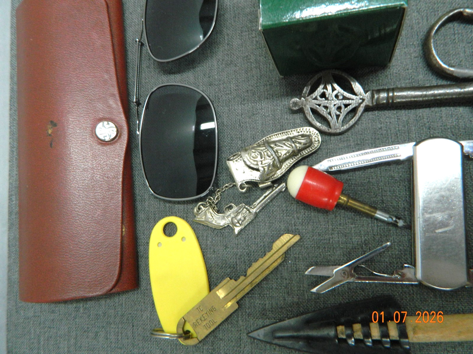 VTG JUNK DRAWER LOT PENS COINS KEYS KNIVES SUNGLASSES BOLO CLASP RING WATCH ECT