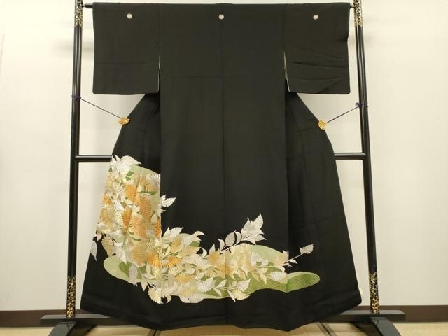 Luxury black tomesode embroidery Qinghai wave grass leaf