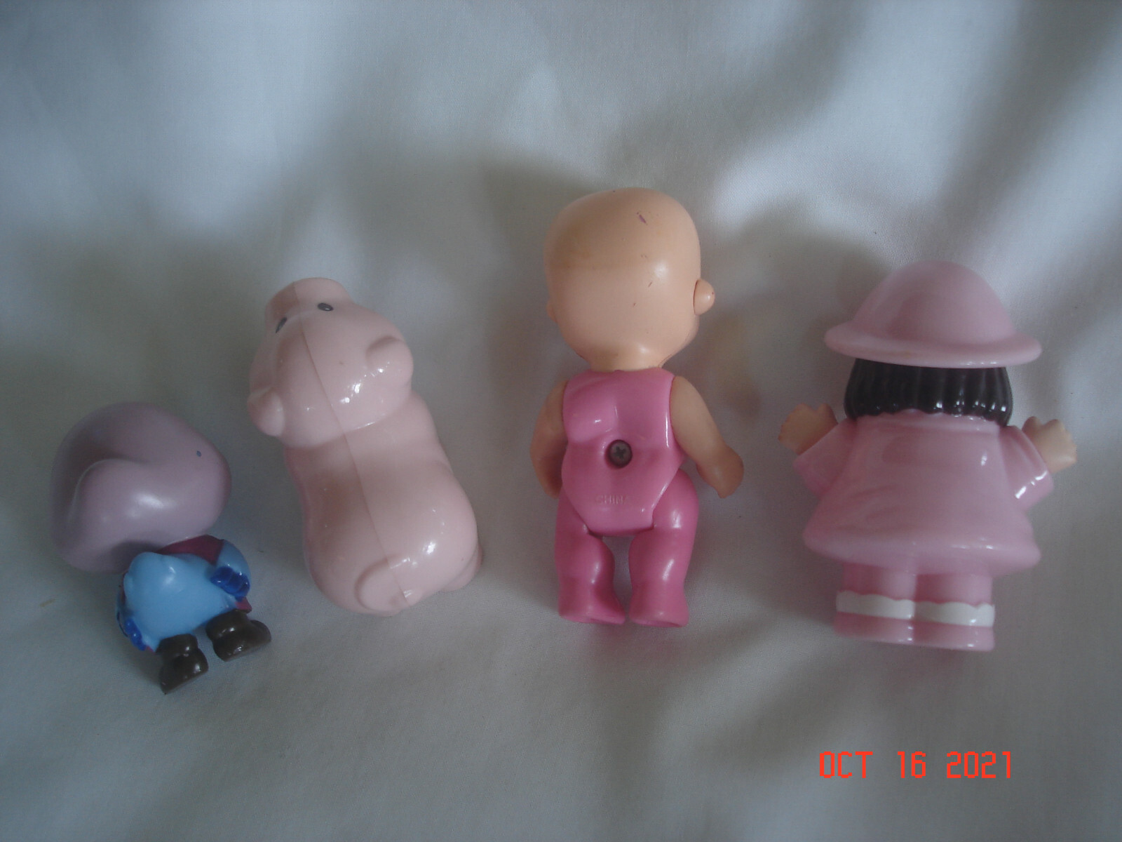 FUN MIXED LOT 4 PLASTIC CHILD TOY FIGURES Mattel /Fisher Price? BLUE BIRD, PIG++