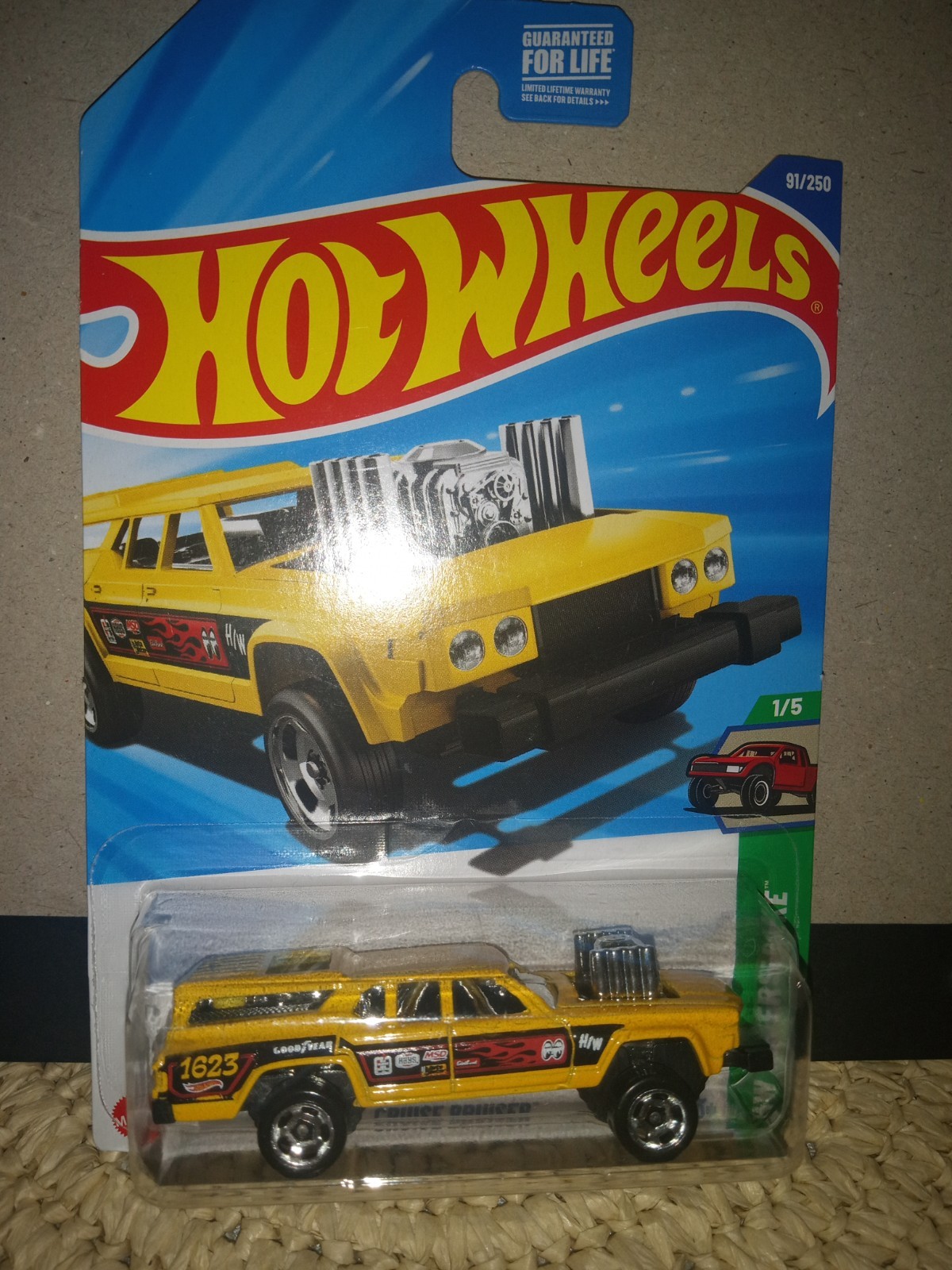 Hot Wheels Cruise Bruiser HW Reverse Rake #1/5 Yellow Diecast 1:64 Scale New