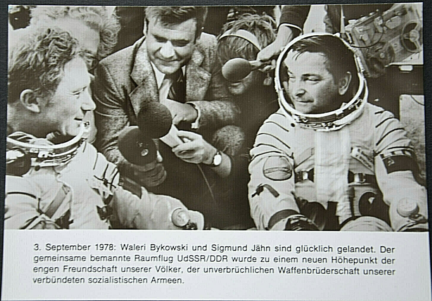 50752 Photo AK Valery Bykovsky and Sigmund Jähn have landed USSR DDR