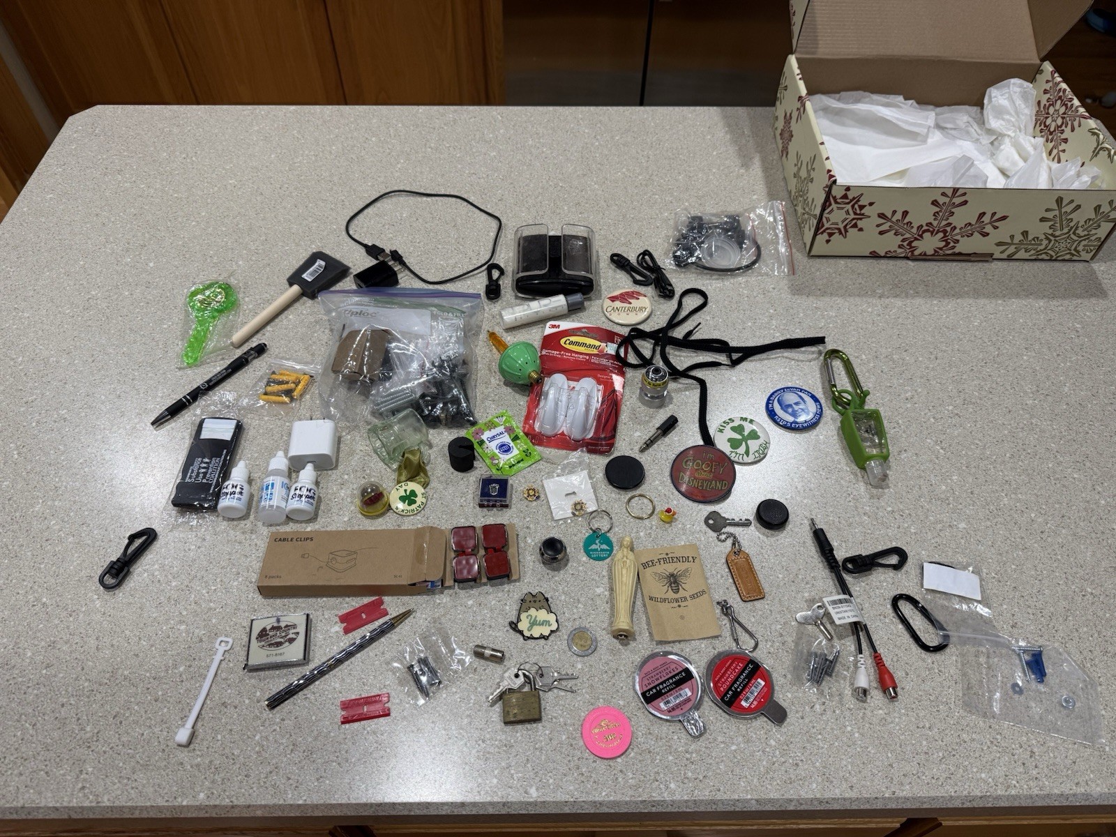 VINTAGE COLLECTIBLES JUNK DRAWER LOT LOTS OF ImITEMS Pins, Anti-Fog Keychains ￼