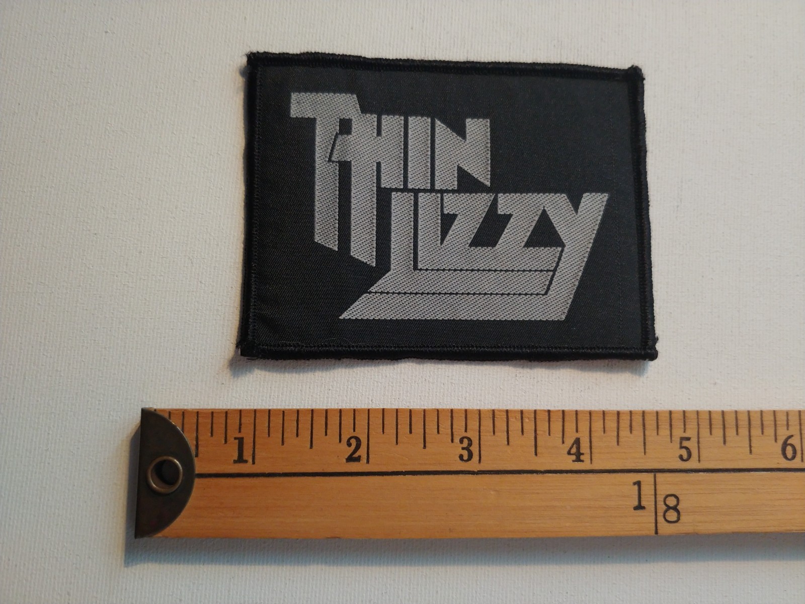 ( 1 thin lizzy hard rock IRELAND IRISH MUSIC BAND BADGE PATCH CREST ECUSSON )