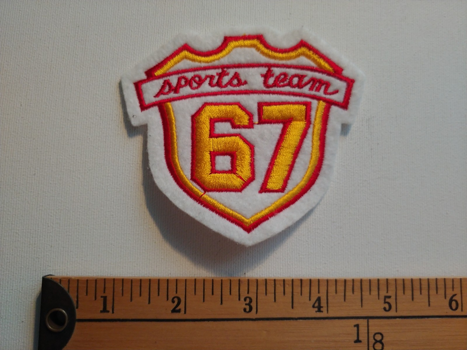 ( 6 7 67 SLANG SAYING SPORTS TEAM RED GOLD SIX SEVEN PATCH CREST ECUSSON )