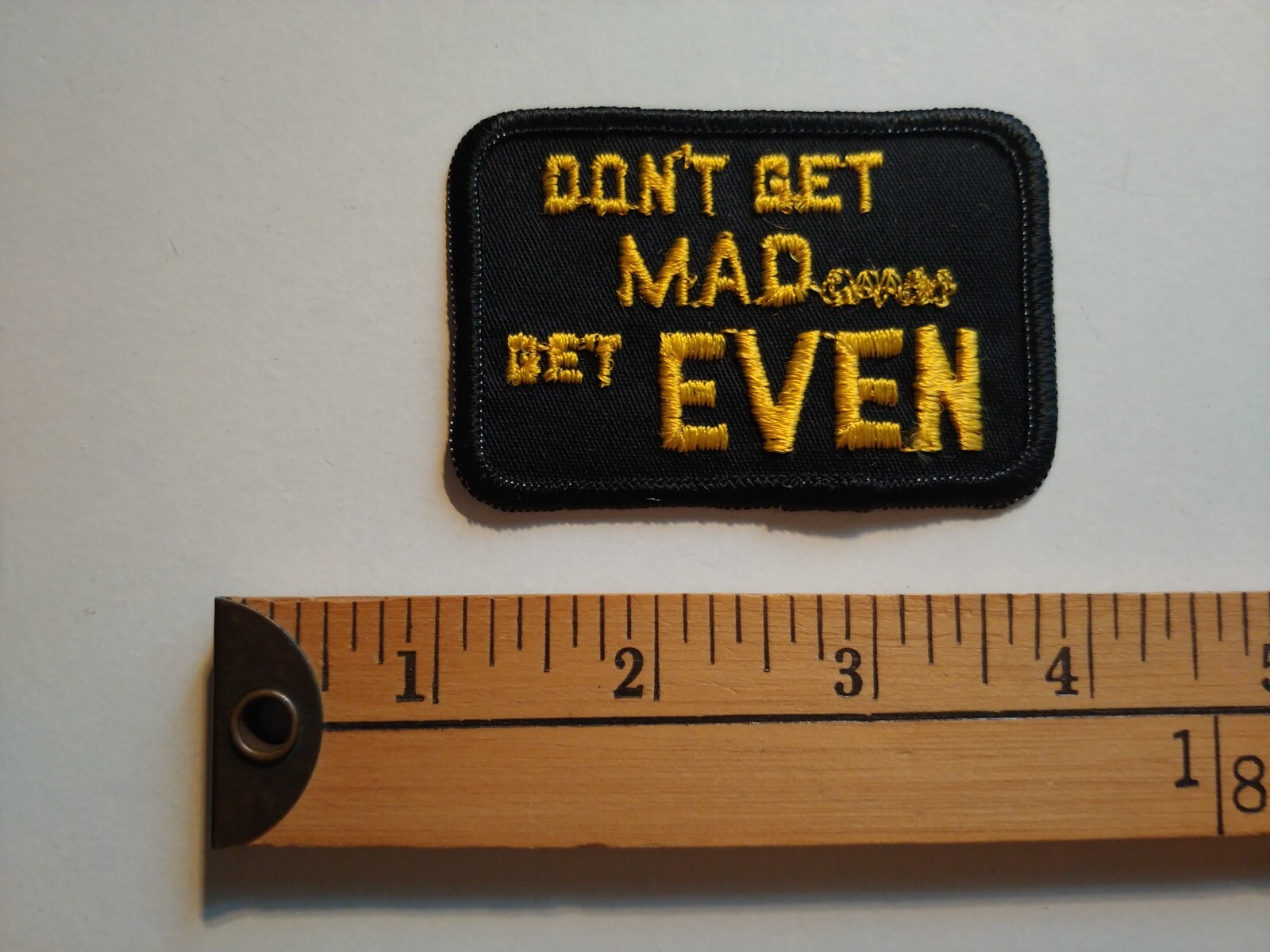 70S VINTAGE RARE JOKE FUNNY PATCH CREST BADGE DONT GET MAD GET EVEN