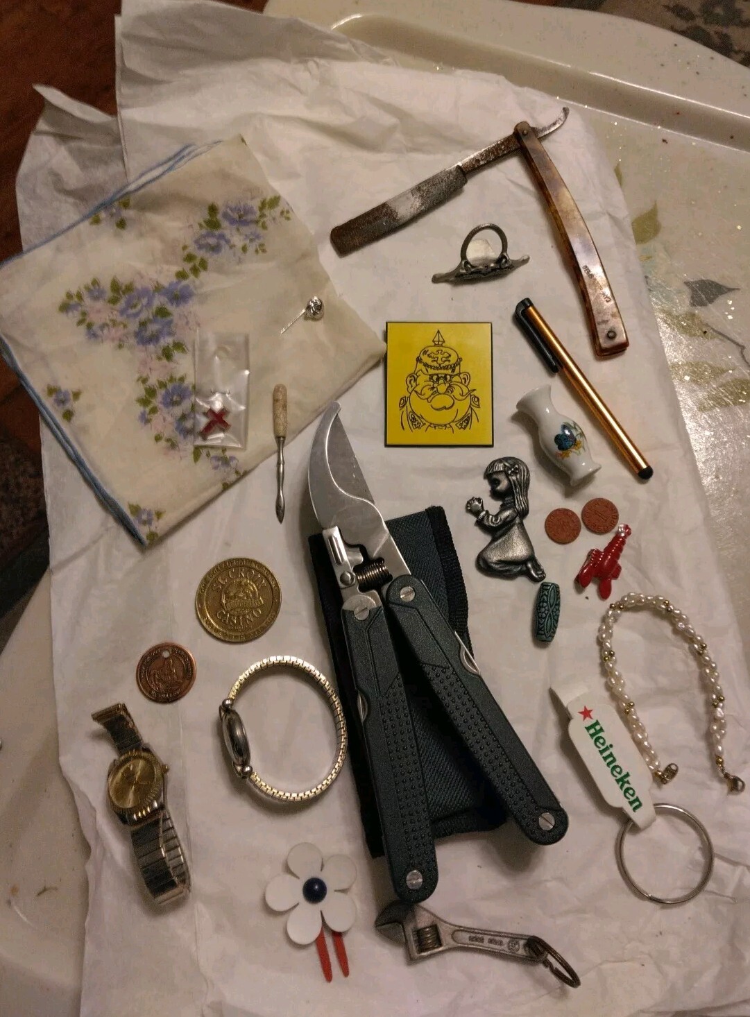 Junk Drawer Mixed Lot Vintage Gardening Tool,Opener,Pinbacks ,Watches,…
