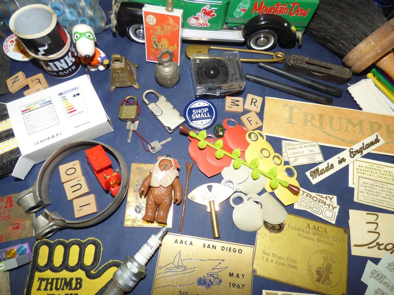 VINTAGE JUNK DRAWER LOT 200+ ITEMS (LOT E)