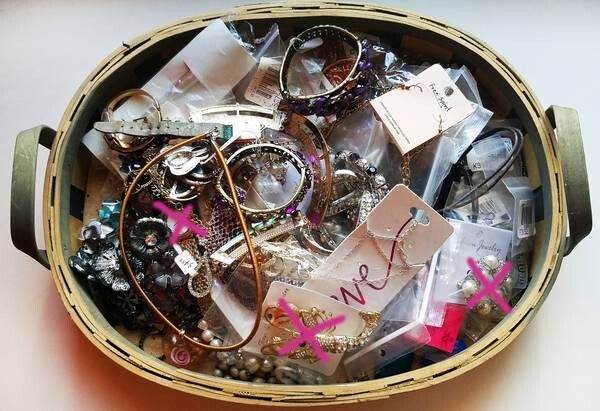 “Junk Drawer Bargain” -mixed collectibles, 1 pound-vintage to new” smalls #5s44