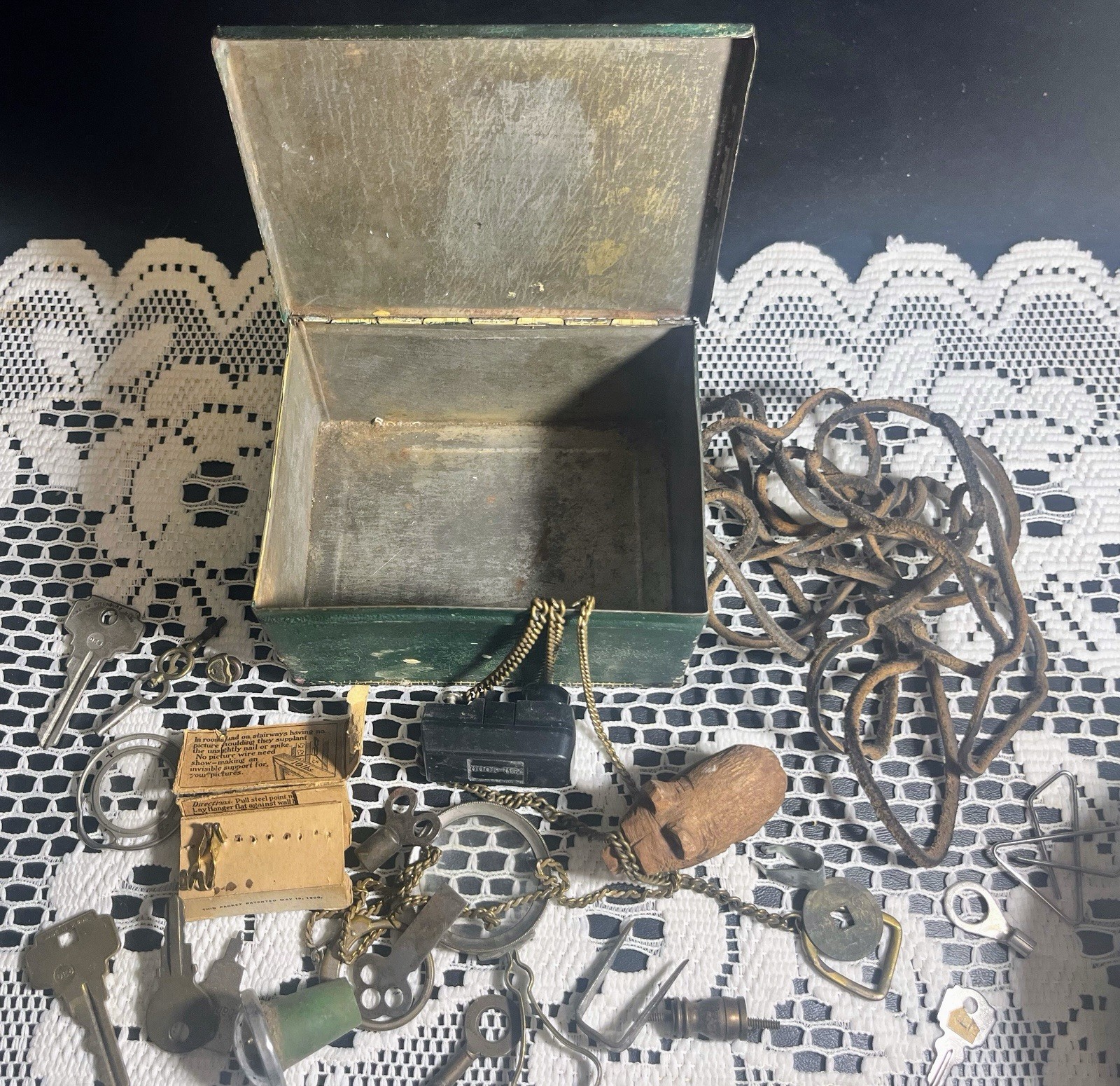 Vintage Junk Mixed Lot Tin Old Keys
