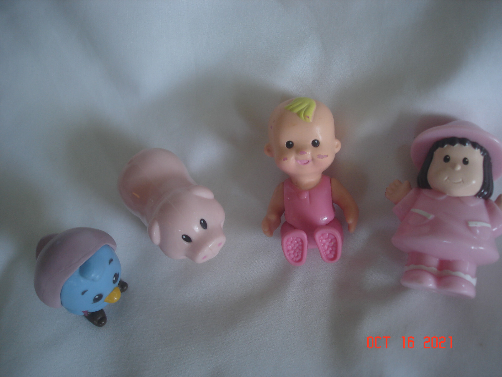 FUN MIXED LOT 4 PLASTIC CHILD TOY FIGURES Mattel /Fisher Price? BLUE BIRD, PIG++
