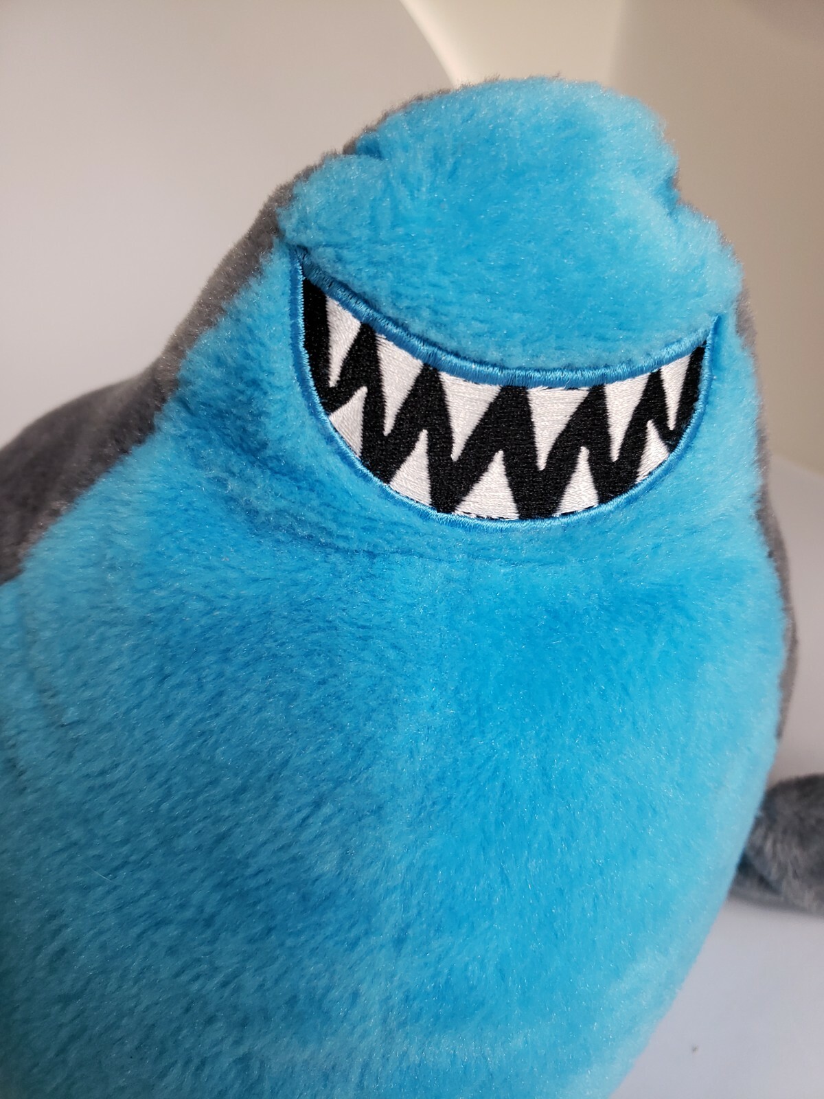 2013 Sea World Mako Shark Plush 10 inch gray blue stuffed animal unisex