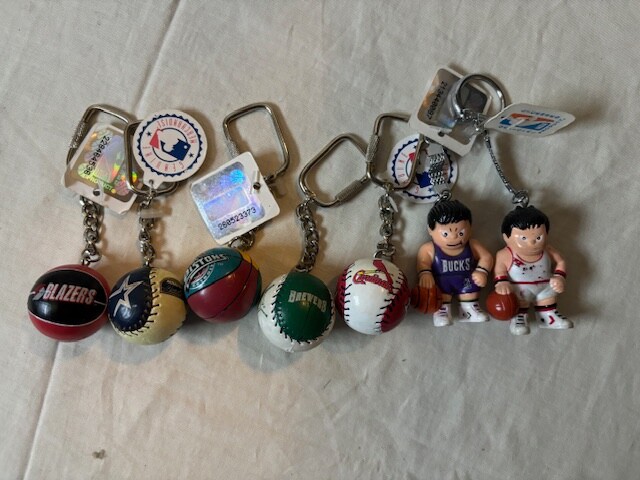 MISCELLANEOUS LOT Keychains & Pins of Various Teams ALL MINT