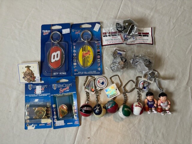 MISCELLANEOUS LOT Keychains & Pins of Various Teams ALL MINT