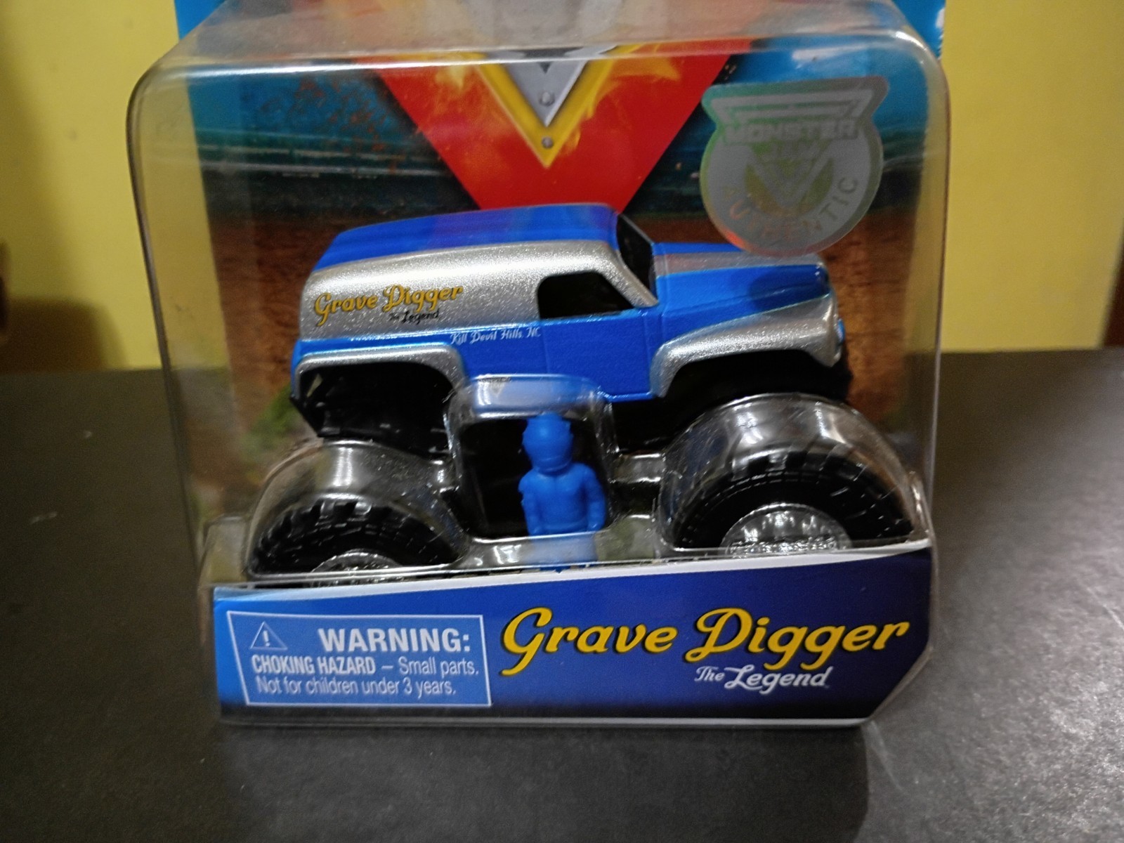 HOT WHEELS MONSTER JAM GRAVE DIGGER THE LEGEND INCLUDES BLUE FIGURE AUTHENTIC