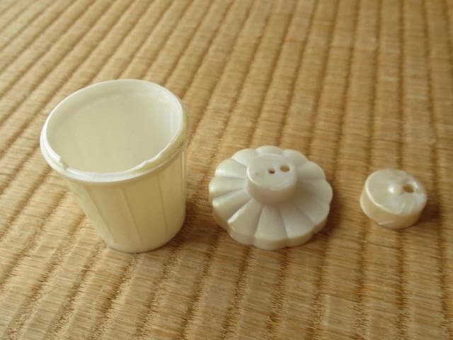 ◆1950s◆White butterfly shell pattern, upper lid flower design, celluloid powder